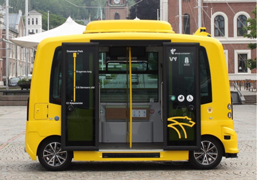 Selvkjørende buss på Bragernes torg i Drammen. Boksen inneholder ulike GNSS-mottakere og datamaskin/modem som brukes til logging, lagring og deling av data fra lokaliseringstjenestene. Foto: Samuel Schiess
