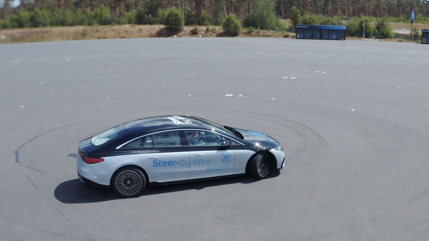 En Mercedes EQS med ZFs steer-by-wire-system ettermontert. Foto: ZF