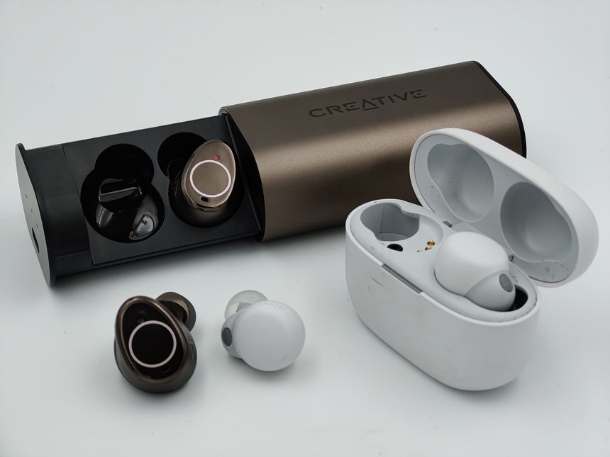 Creative Outlier Pro er vesentlig større enn Sony LinkBuds S, men er også mye billigere og har langt bedre batterikapasitet. Foto: Are Thunes Samsonsen