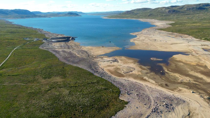 Lav vannstand i Mårvatn i slutten av juni. Sørenden er nesten helt tørrlagt der hvor det er demmet opp, før vannet renner videre ut i Kalhovdfjorden. De er del av flere regulerte vann sør på Hardangervidda i Telemark. Foto:  Ørn E. Borgen/NTB