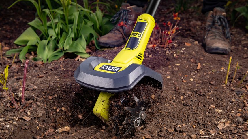 Kan en batteridreven jordfres hamle opp med kompakt jord slik at gressfrøene får det bedre? Ja! Foto: Ryobi