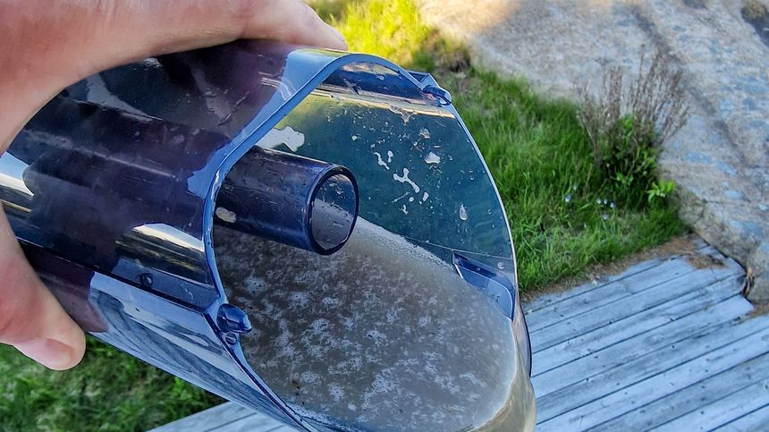 Et litt skittent hyttegulv er forhåpentligvis gullende rent etter at returvannet til skittenvannstanken så slik ut. Foto: Odd Richard Valmot