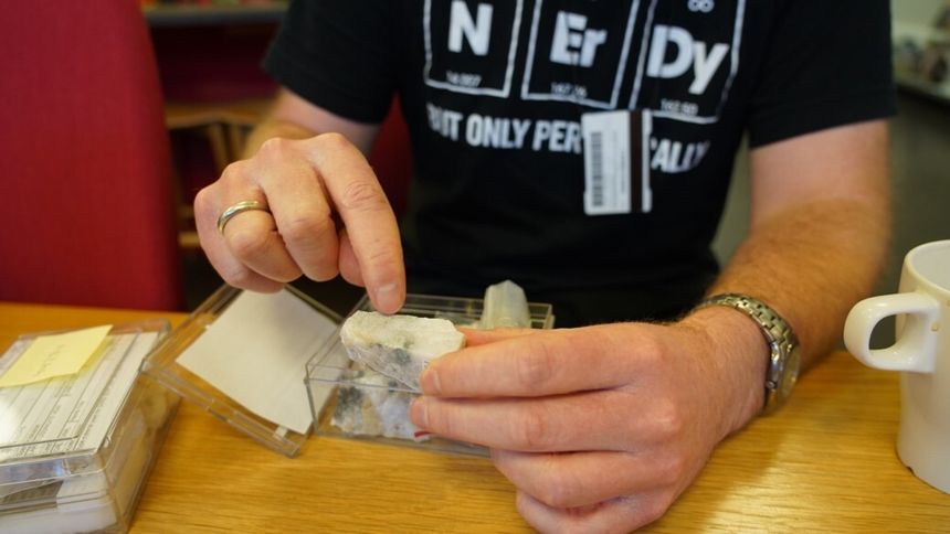 Henrik Friis peker på området der han så en annen farge enn det som var vanlig i området. Dette fanget oppmerksomheten hans, og det skulle vise seg å være et nytt mineral. Foto: Elina Melteig/UiO
