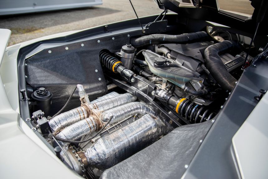 Motoren er en M73 tatt fra en BMW 7-serie – en 5,4 liter V12. Innsugene er fra Volvo V70. 286 HK og 464 Newton. Bilen har en Audi A8 med framhjulstrekk. Foto:  Håvard Egge