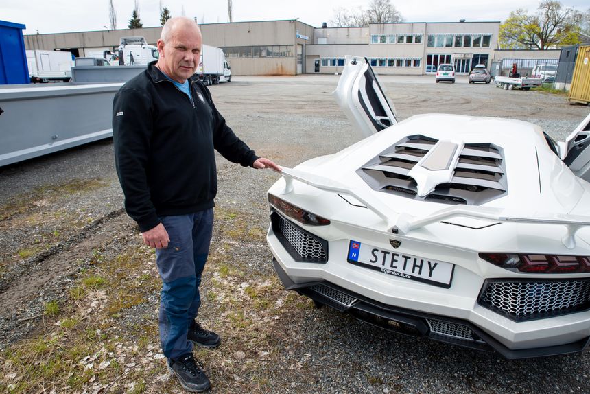 Vingene har Steinar Thyholdt designet selv. Eksosanlegget er delt opp i fire. Ett rør for hver side, samt katalysatorer for å dempe lyden, slik at bilen tilfredsstiller Biltilsynets krav. Kassen er laget tett med et par vaskekummer fra Ikea. Foto:  Håvard Egge