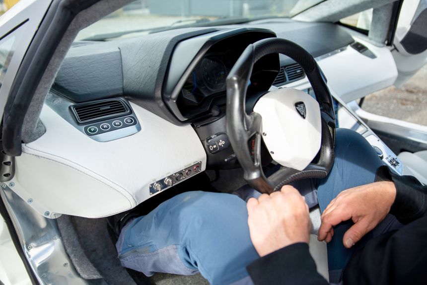 Steinar Thyholdt trives bak racingrattet. Girvelgeren har samme oppsett som biler tilrettelagt for funksjonshemmede. Foto:  Håvard Egge