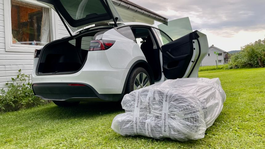 Slik ser madrassen ut sammenrullet og pakket ned. Bilde:  Mathias Klingenberg