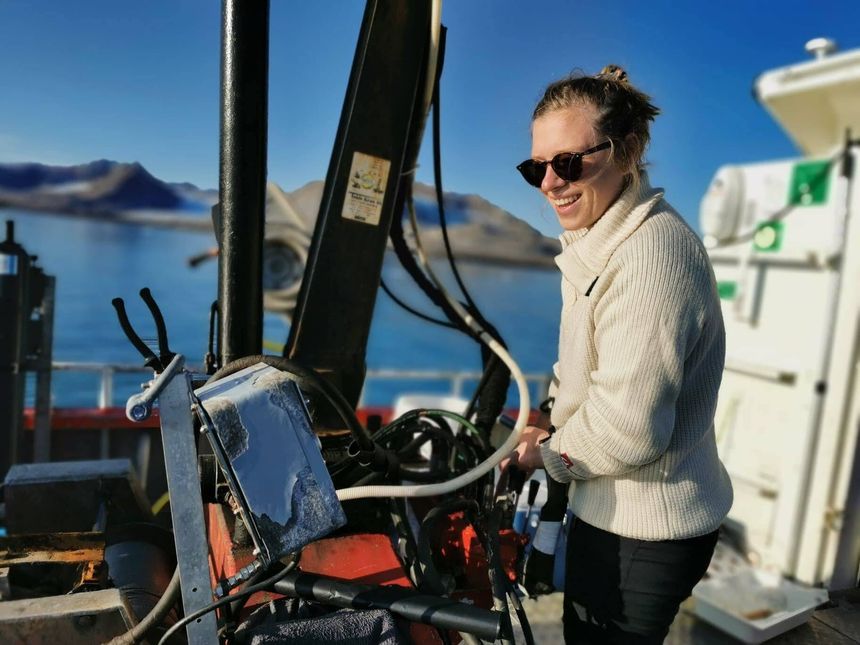 Andrea Falktynkova studerer mikroplast. Her er hun på feltarbeid. Foto:  Privat