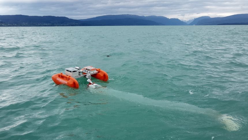 Sånn ser Pamela ut i aksjon. Her samler roboten inn lakselus i Hardangerfjorden. Foto:  NTNU