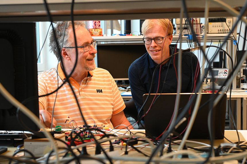 Philip Häfliger (t.v.) og Erik A. Johannessen på laboratoriet. Sammen skal de utvikle en spesiell mikrobrikke. Foto:  Hilde Lynnebakken/UiO