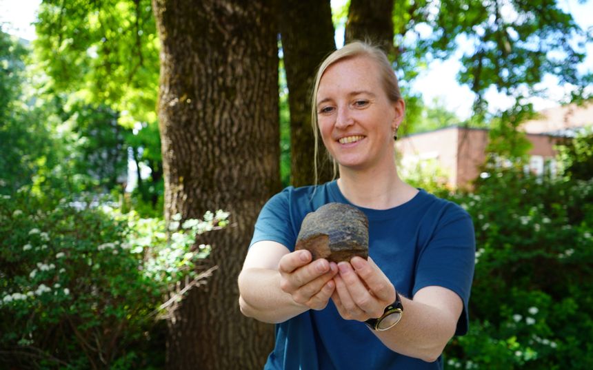 Annique van der Boon undersøker steiner og gamle fossiler for å finne ut mer om jordens magnetfelt. Foto: Gina Aakre/UiO