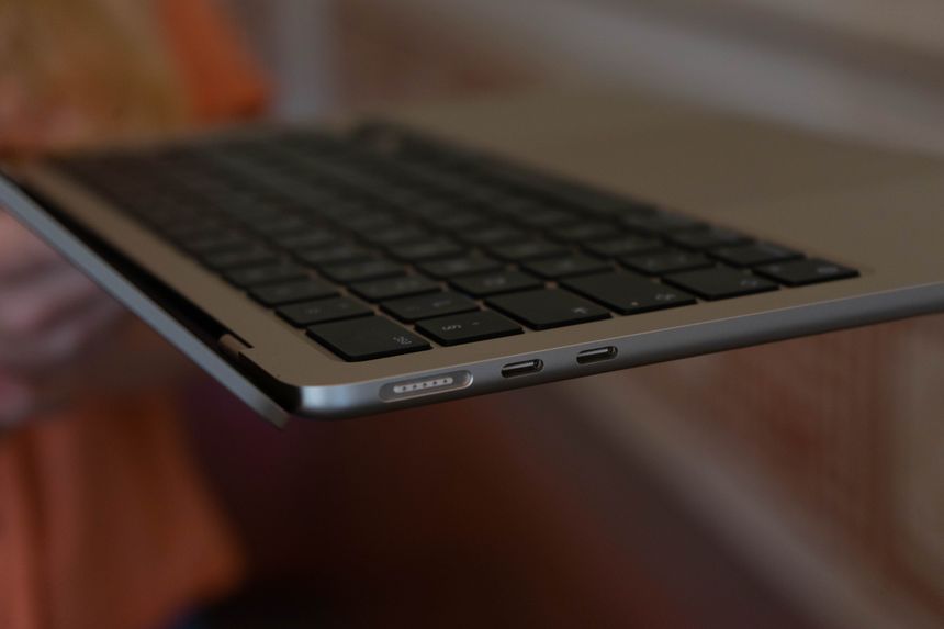 På venstre side av maskinen finner vi en magsafe-ladekontakt og to porter som støtter USB4/Thunderbolt. Foto: Oskar Hope-Paulsrud