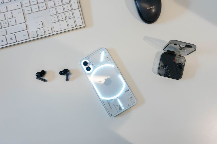 Nothing-telefonen har et moderne minimalistisk design. Selskapet bruker gjennomsiktighet som designspråk, noe man også ser i øreproppene fra selskapet. Foto: Oskar Hope-Paulsrud