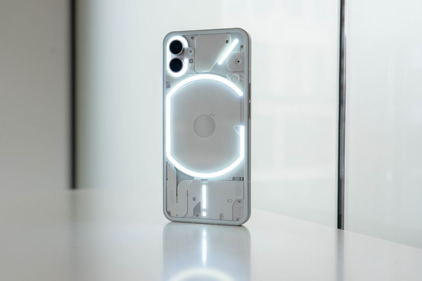 På baksiden av telefonen finner vi Nothings «Glyff»-grensesnitt. Det er fem LED-striper som blinker og lyser i takt med ringetoner og varsler. Foto: Oskar Hope-Paulsrud
