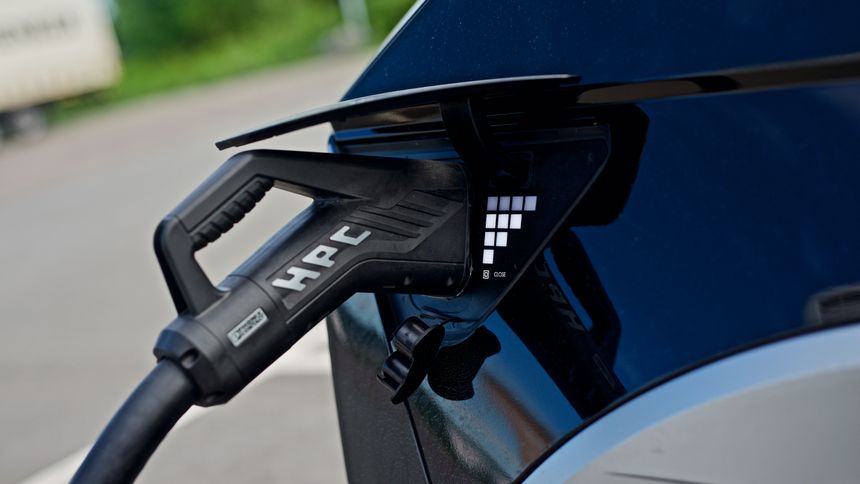 En Hyundai Ioniq 5 lader ved en hurtiglader. Foto:  Mathias Klingenberg