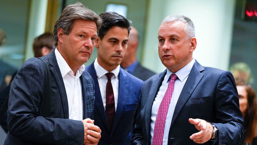 Tysklands klimaminister Robert Habeck (f.v.) snakker med Nederlands klimaminister Rob Jetten og Tsjekkias industriminister Josef Sikela under EUs krisemøte i sommer. Der ble EU-landene enige om en kriseplan som skal redusere gassforbruket i hele unionen i månedene som kommer. Foto:  Virginia Mayo/AP/NTB