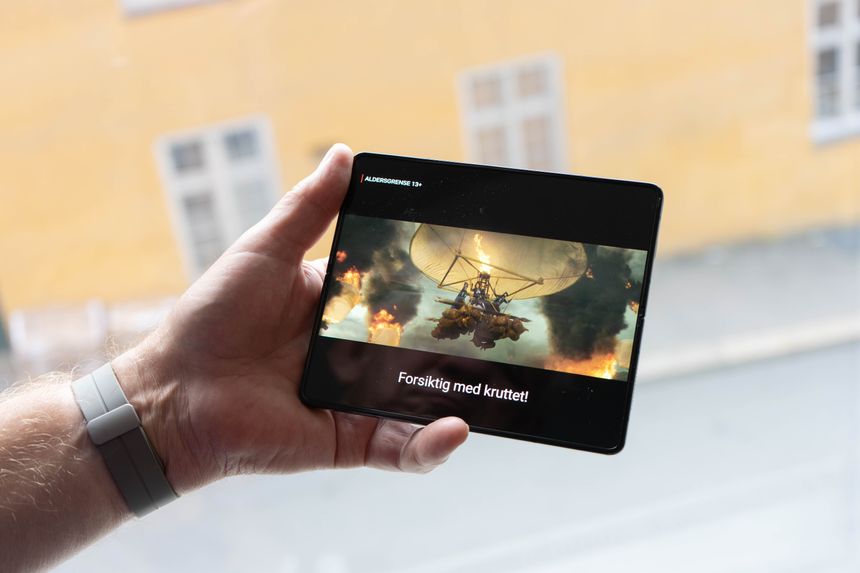 Samsung Galaxy Z Fold4: Et lite nettbrett når den brettes ut. Ypperlig til underholdning. Foto: Oskar Hope-Paulsrud