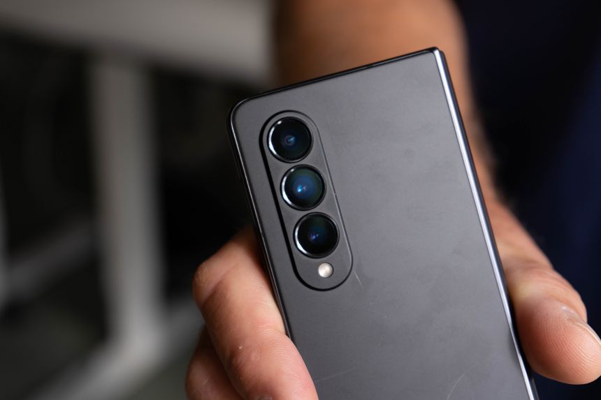 Kameraer: Vidvinkelen og telekameraet har fått en betydelig oppgradering. Men tykkelsen på hver halvdel av telefonen setter begrensninger på hvor heftige kameraer det er mulig å få plass til. Foto: Oskar Hope-Paulsrud