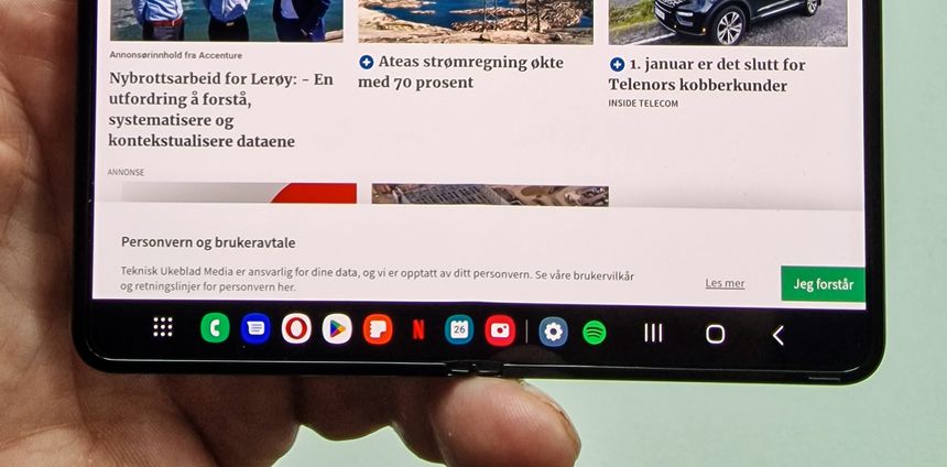 Oppgavelinje: I det nye grensesnittet som Samsung har laget til Fold4, og som senere kommer i tidligere Fold-er er det en oppgavelinje vi kjenner fra PC-er og Mac-er som gjør det lett å starte apper. De to appene nederst til høyre endrer seg og presenterer de siste du har brukt. Foto: Odd Richard Valmot