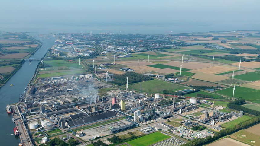 Ammoniakk- og gjødselanlegget til Yara i Sluiskil skal fange 800.000 tonn CO₂ i året, som skal lagres i Nordsjøen. Foto: Yara