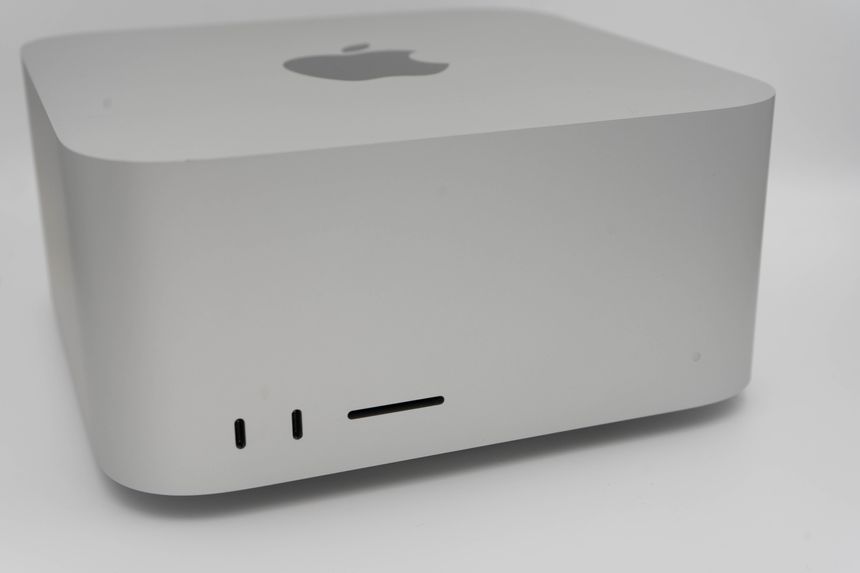 Fremsiden av Mac Studio har to Thunderbolt 4 porter og en minnekortleser som støtter SDXC (UHS-II). Den billigere maskinen med M1 Max (ikke Ultra) har USB-C 0 Gbps-porter i stedet for Thunderbolt. Foto: Oskar Hope-Paulsrud