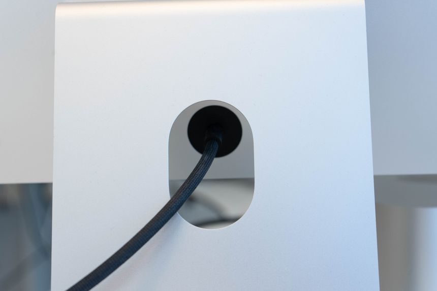 Strømledningen på Apple Studio Display er fastmontert og kan ikke fjernes Foto: Oskar Hope-Paulsrud