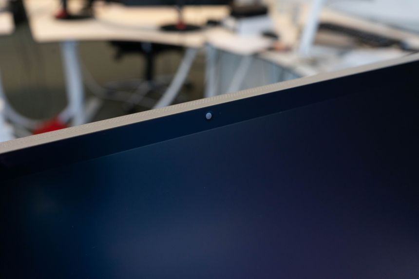 Kanten rundt Apple Studio Display er ganske bred, her ser vi også det matte belegget til Apple – og webkameraet som ikke er noe å skryte av Foto: Oskar Hope-Paulsrud