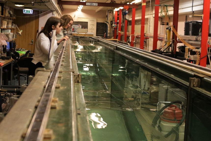 Eva Charlotte Berner og Karen Samseth følger med på bølgene i eksperimentet de har satt opp i bølgelab'en. Foto:   Eivind Torgersen/UiO