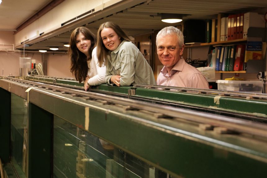 Masterstudentene Eva Charlotte Berner og Karen Samseth venter på bølgene sammen med professor og veileder Karsten Trulsen. Foto:   Eivind Torgersen/UiO