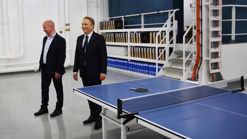 I dag fungerer LOHC-rommet som bordtennishall, men planen er at det skal romme brenselceller og utstyr for å hente hydrogen ut av olje i 2025 eller 2026. F.v. flåtesjef Olav Tveit i Østensjø rederi og styreleder Håvard Framnes i Edda Wind. Foto:  Arne Fenstad