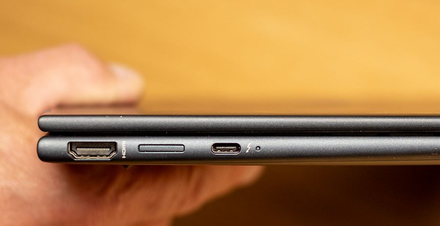 Høyre porter: Foran den analoge 3,5 mm lydporten finner vi en USB A-port som er så liten at den har fått en luke som må åpnes for å sette inn kontakter. Deretter følger en Thunderbolt 4-port med USB4-spesifikasjoner (USB-C). Helt forrest er det en Nano Security-port for de som vil låse fast PC-en på kontoret. Foto: Are Thunes Samsonsen