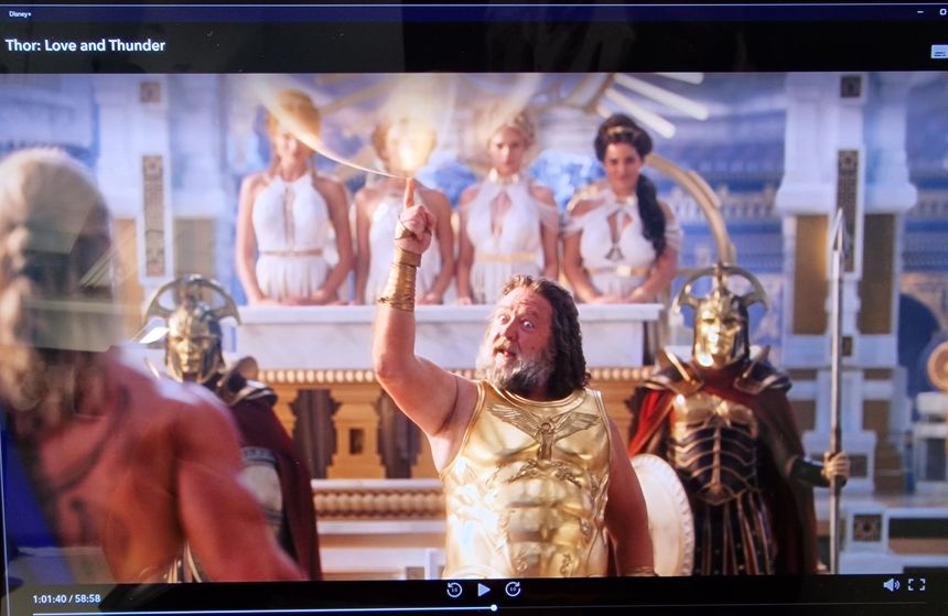 Fantastisk TV-skjerm: OLED-skjermen på Dragonfly G3 gjør en fenomenal jobb som TV-skjerm. Bildets farger og dynamikk kommer neppe gjennom på bildet her slik det er i virkeligheten. Foto: Odd Richard Valmot