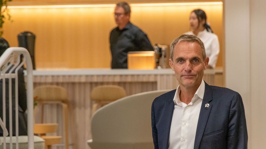 Marius Hayler i Nios nye butikk i Bergen. Her kan man ikke bare komme innom for å se på biler, men også ta seg en kopp kaffe og snakke med likesinnede. Foto:  Marius Valle