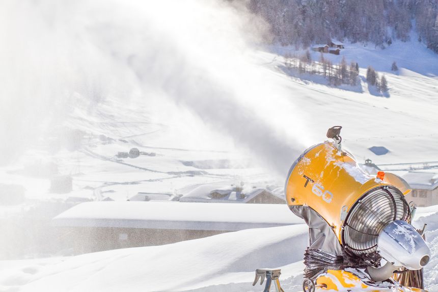 Ikke bare trengs det i økende grad kunstsnø for å holde skianlegg åpne, men snøkanonene bruker mye strøm. Foto:  Colourbox
