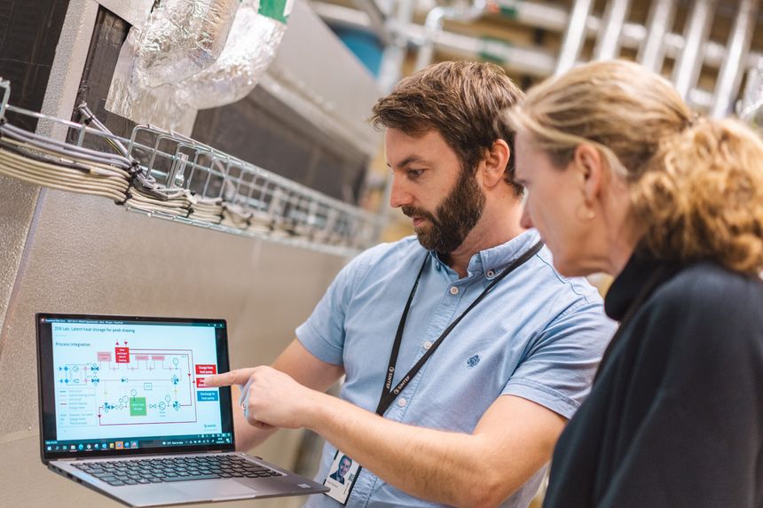 Grunder Alexis Sevault og SINTEF-forsker Fride Vullum-Bruer ved det aller første biobatteriet som står i nullutslippshuset ZEB-lab. Foto: Smidesang & Lyng/Sintef