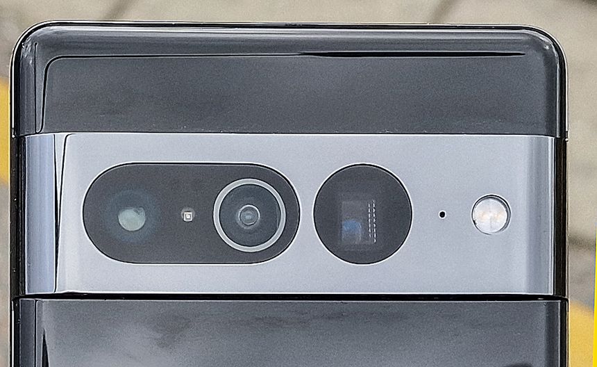 Kamerarigg: Google Pixel-telefonene har samlet kameraene i en horisontal stripe på baksiden. Kameraet til høyre er montert i en periskoptunnel. Foto: Odd Richard Valmot