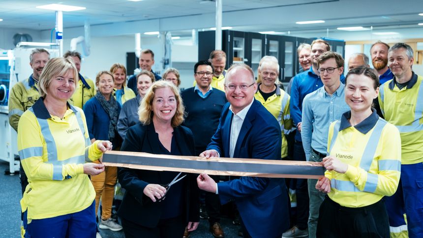 I 2022 åpnet Vianodes teknologisenter i Kristiansand, her anført av nåværende produksjonsdirektør Bridget Deveney og markedsdirektør Stian Madshus i midten. Foto: Vianode