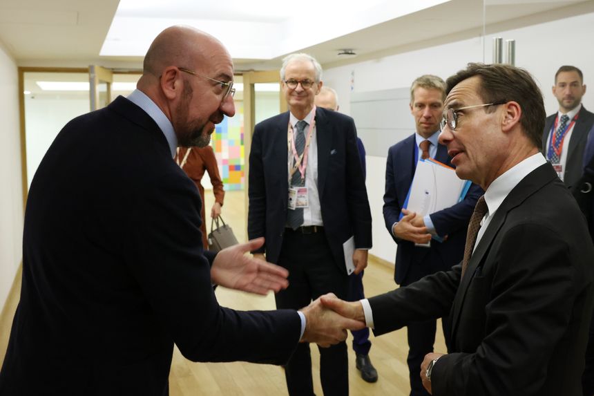 Presidenten i det europeiske råd Charles Michel (t.v.) ønsker den nye svenske statsministeren Ulf Kristersson velkommen til toppmøtet. Foto: EU-rådets pressetjeneste