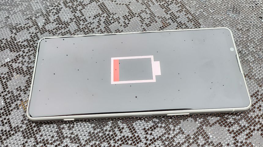 Vanntett telefon er fint. Hvor gjorde jeg nå av den laderen? Foto: Are Thunes Samsonsen