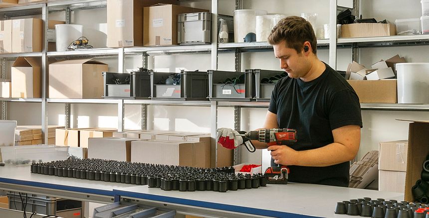 Med produksjon i Porsgrunn kan Christoffer Ruud-Hegg pakke varene for rask levering til hele Norge. Foto: &nbsp;Mezonic