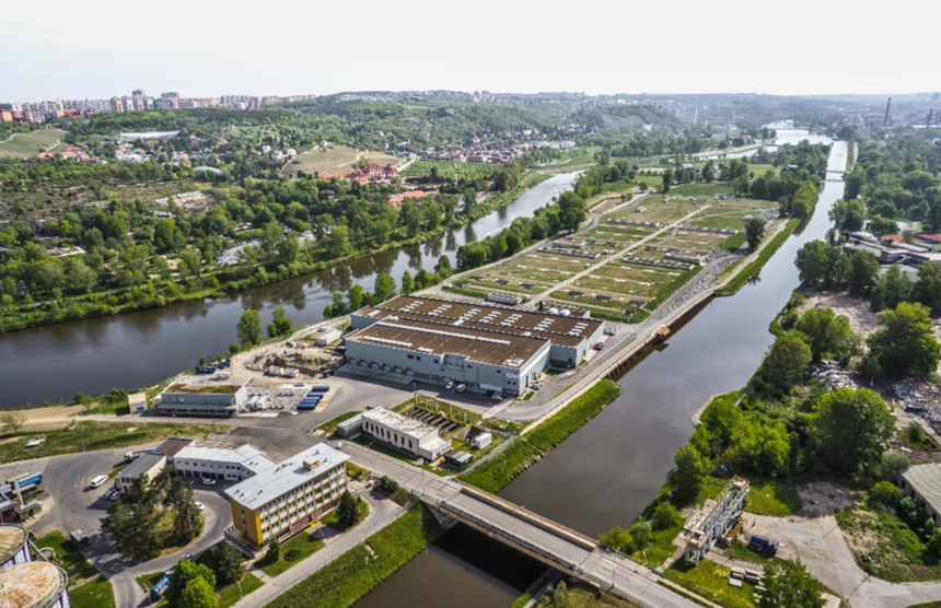På en øy i elven Vltava (Moldau), som renner gjennom Praha, ligger byens vannverk. Her vanner de gress, busker og blomster med vann fra ulike kilder og undersøker mulige miljø- og helsefarer. Foto:  Dr. Martin Srb, PVK a.s.