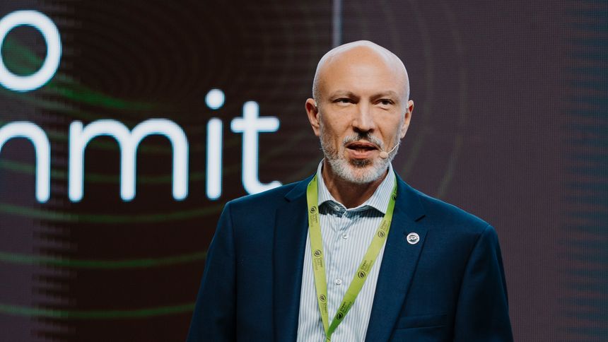 Espen Hauge, leder i den europeiske bilforeningen Avere, er fornøyd med at avtalen ikke inneholder store smutthull. Foto: AVERE