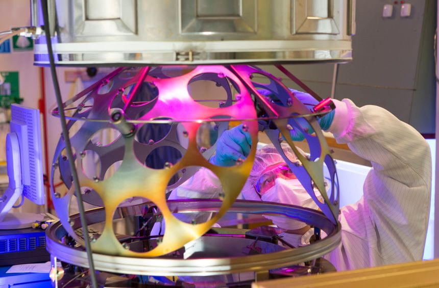 Runar Dahl-Hansen i sving på renrommet på MiNaLab. Foto: Werner Juvik/Gemini