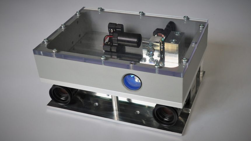 Sånn ser det ut, 3D-kameraet som tåler nok til å reise ut i verdensrommet på jobb. Men det skal krympes. Foto: Sintef