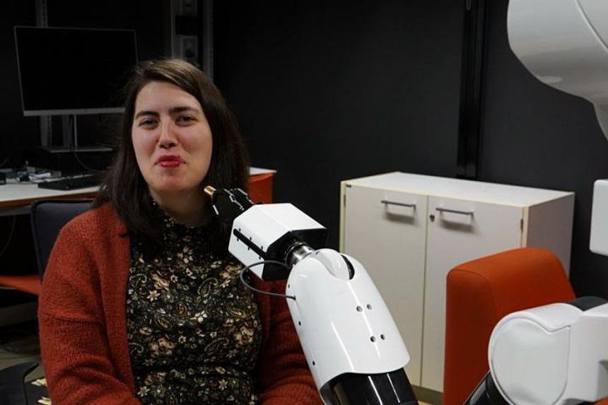 Roboten kan til og med ta på leppestift. Her ser du resultatet etter at van Otterdijk har blitt sminket av TiaGo. Foto: Elina Melteig/UiO