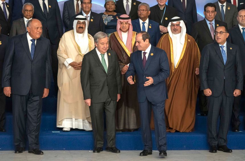 FNs generalsekretær Antionio Guterres sammen med Egypts president Abdel Fattah El-Sisi på klimatoppmøtet i Sharm el-Sheik mandag. Foto:  Nariman El-Mofty/AP/NTB
