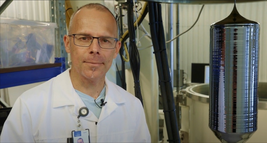 Martin Bellmann med silisiumkrystall – råstoffet til solceller. Foto:  Icarus