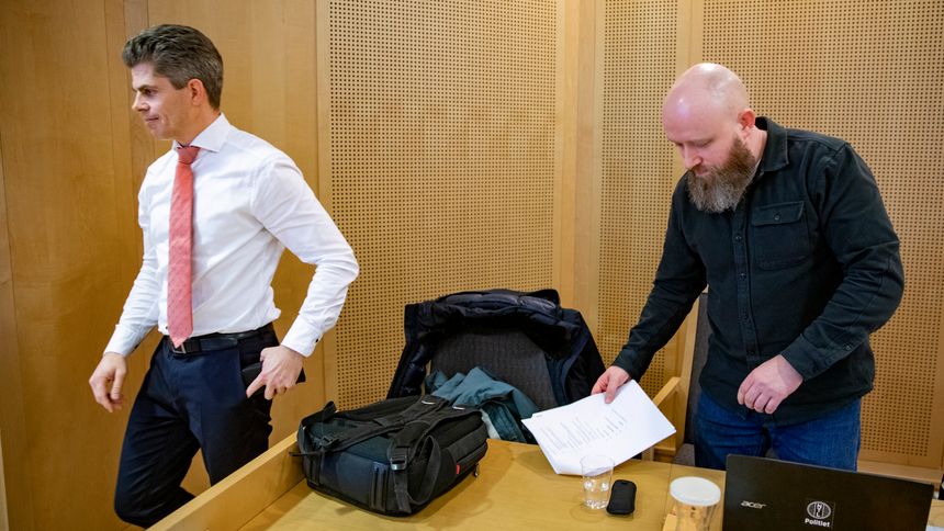 Karlsens advokat Lars Christian Fjeldstad (t.v.) og Alexander Karlsen i Oslo tingrett november 2022. <span>Foto: Jan Johannessen</span>