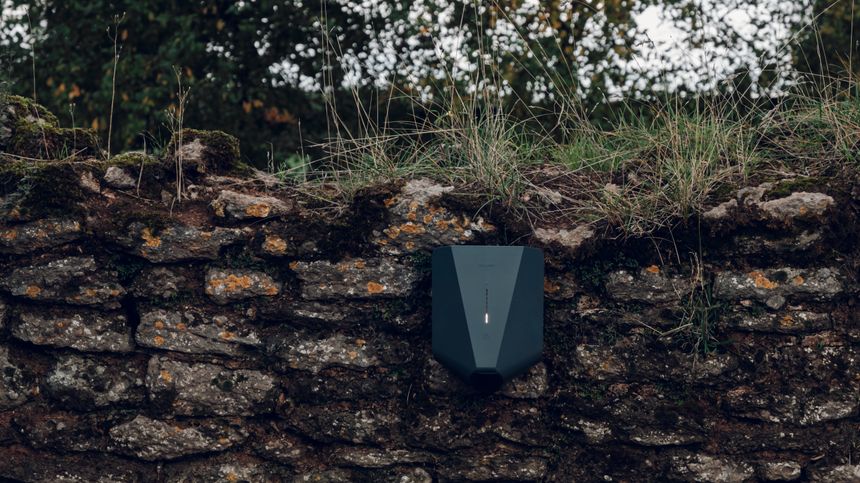 En Easee-laderobot installert i Hereford i Storbritannia. Dette er et av markedene Stavanger-selskapet ser for seg å vokse i.  Foto:  Easee