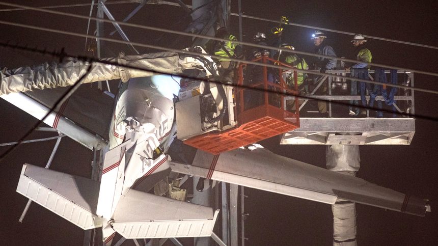 Redningsarbeidere har nådd fram til flyet etter at strømmen er koblet av. Foto: Tom Brenner/AP/NTB